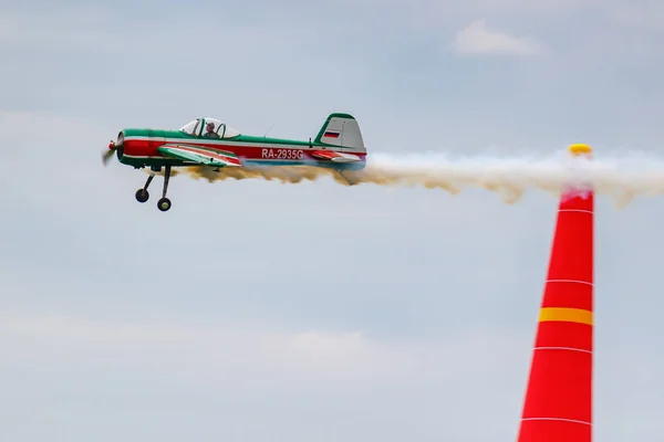 Balashikha, région de Moscou, Russie - 25 mai 2019 : L'avion de voltige russe Yakovlev YAK-55M RA-2935G effectue de la voltige au-dessus de l'aérodrome de Chyornoe au festival d'aviation Sky Theory and Practice 2019 — Photo