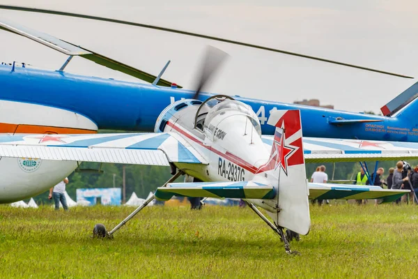 Balashikha, região de Moscou, Rússia - 25 de maio de 2019: aeronaves esportivas e aeróbicas russas SP-55M RA-2937G estacionadas em uma grama verde do aeródromo Chyornoe no festival de Aviação Sky Theory and Practice 2019 — Fotografia de Stock