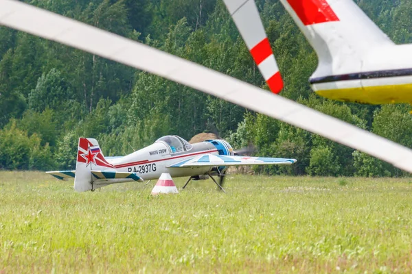 Balashikha, région de Moscou, Russie - 25 mai 2019 : Avions de sport et de voltige russes SP-55M RA-2937G se préparant au décollage sur l'aérodrome de Chyornoe au festival d'aviation Sky Theory and Practice 2019 — Photo