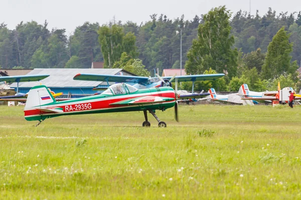 Balashikha, Moscow region, Russia - May 25, 2019: Russian aerobatic aircraft Yakovlev YAK-55M RA-2935G preparing for takeoff on Chyornoe airfield at Aviation festival Sky Theory and Practice 2019 — Stock Photo, Image