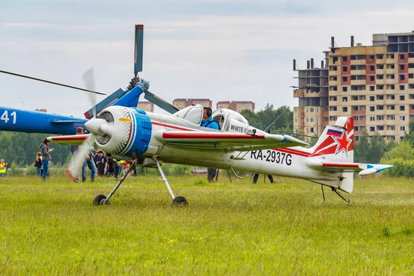 Balashikha, región de Moscú, Rusia - 25 de mayo de 2019: aviones deportivos y acrobáticos rusos SP-55M RA-2937G estacionados sobre una hierba verde del aeródromo Chyornoe en el festival de aviación Sky Theory and Practice 2019 — Foto de Stock