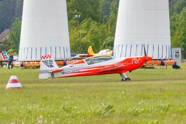 バラシカ、モスクワ地域、ロシア - 2019年5月25日:スポーツプレーンエクストラ330lx Ra-1758gの絶対的な世界チャンピオンの飛行機スポーツスヴェトラーナカパニナの飛行機のスポーツで、チオルノエ飛行場で — ストック写真