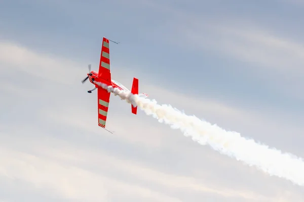 Balashikha, moskevský region, Rusko-25. května 2019: absolutní světový šampion v letadle sportovec Svetlana Kapanina na sportovní rovině extra 330lx RA-1758g provádí akrobacii přes letiště Chyornoe — Stock fotografie