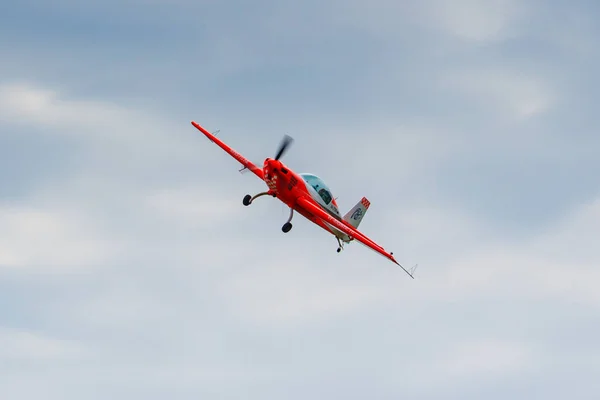 Balashikha, Moscow region, Russia - May 25, 2019: Absolute world champion in aeroplane sports Svetlana Kapanina on sports plane Extra 330LX RA-1758G performs aerobatics over Chyornoe airfield — Stock Photo, Image