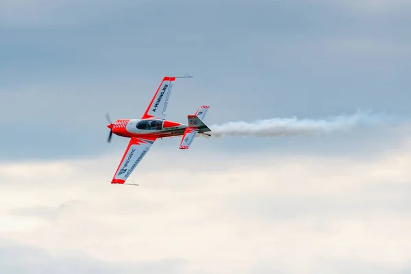 バラシカ、モスクワ地域、ロシア - 2019年5月25日:スポーツ飛行機エクストラ330lx Ra-1758gで飛行機スポーツスヴェトラーナカパニナの絶対的な世界チャンピオンは、チオルノエ飛行場の上に曲技飛行を行います — ストック写真