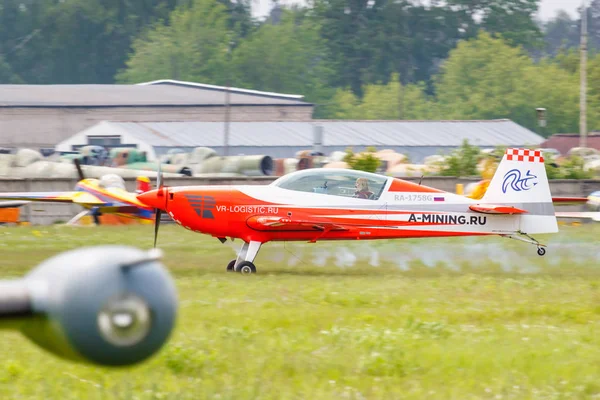 Balashikha, région de Moscou, Russie - 25 mai 2019 : Championne du monde absolue dans la compétition féminine dans les sports d'avion Svetlana Kapanina sur avion sportif Extra 330LX RA-1758G atterrissage sur aérodrome — Photo