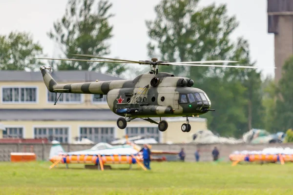 Balashikha, Moscow Region, Rusland-25 mei 2019: Flying Big Scale RC model van de Russische helikopter Mi-8 onder controle van Rusjet team piloot Mikhail Mukhin. Luchtvaart Festival hemel theorie en praktijk 2019 — Stockfoto