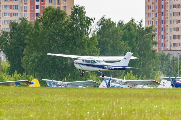 Balashikha, Moscow region, Russia - May 25, 2019: American light airplane Cessna R182 Skylane RG RA-67715 on Chyornoe airfield at the Aviation festival Sky Theory and Practice 2019 — Stock Photo, Image