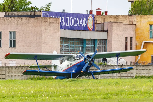 Balashikha, Moscow region, Russia - May 25, 2019: Soviet aircraft biplane Antonov AN-2 parked on a green grass of airfield closeup at Aviation festival Sky Theory and Practice 2019 — Stock Photo, Image