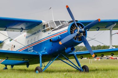 Balashikha, Moskova Bölgesi, Rusya-25 Mayıs, 2019: beyaz ve mavi Sovyet uçak çift kanatlı Antonov a-2 Havacılık Festivali gökyüzü teorisi ve uygulama 2019 bulutlu gökyüzüne karşı havaalanında Park