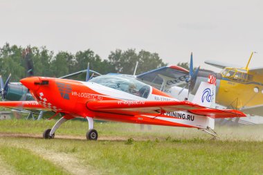 Balashikha, Moskova Bölgesi, Rusya-25 Mayıs, 2019: uçak sporunda kadın rekabeti mutlak dünya şampiyonu Svetlana kapanina spor uçağı ekstra 330lx ra-1758g Chyornoe havaalanında