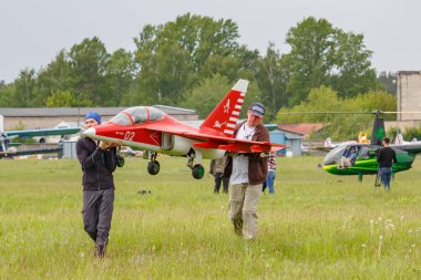 Balashikha, Moskova Bölgesi, Rusya-25 Mayıs 2019: Havacılık spor kulübü Rusjet takım üyeleri Rus jet savaş-eğitim uçağı yak-130 bir RC modeli taşır. Festival gökyüzü teorisi ve uygulama 2019