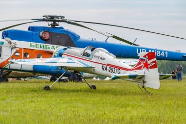 Balashikha, Moskova Bölgesi, Rusya-25 Mayıs, 2019: Rus spor ve akrobasi uçağı SP-55M ra-2937g Havacılık Festivali Sky teorisi ve uygulama 2019 bir Havaalanı Chyornoe yeşil çim üzerinde Park