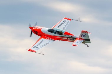Balashikha, Moskova bölgesi, Rusya - 25 Mayıs 2019: Spor uçağı Extra 330lx Ra-1758g üzerinde uçak sporları Svetlana Kapanina mutlak dünya şampiyonu Chyornoe havaalanı üzerinde akrobasi gerçekleştirir