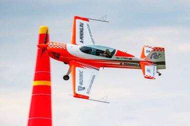 Balashikha, Moskova bölgesi, Rusya - 25 Mayıs 2019: Spor uçağı Extra 330lx Ra-1758g üzerinde uçak sporları Svetlana Kapanina mutlak dünya şampiyonu Chyornoe havaalanı üzerinde akrobasi gerçekleştirir