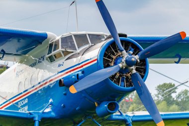 Balashikha, Moskova Bölgesi, Rusya-25 Mayıs, 2019: pilot kabin ve Sovyet uçak çift kanatlı Antonov An-2 çekim Havacılık Festivali gökyüzü teorisi ve uygulama 2019 dört bıçak pervane ile motor