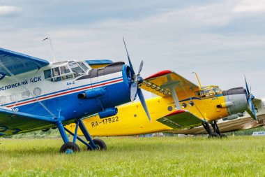 Balashikha, Moskova Bölgesi, Rusya-25 Mayıs 2019: Sovyet uçak çift kanatlı Antonov An-2 Havacılık Festivali gökyüzü teorisi ve uygulama 2019 bulutlu gökyüzüne karşı Havaalanı yeşil bir çim üzerinde Park