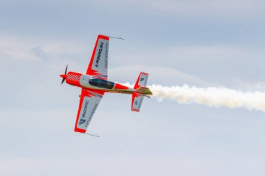 Balashikha, Moskova bölgesi, Rusya - 25 Mayıs 2019: Spor uçağı Extra 330lx Ra-1758g üzerinde uçak sporları Svetlana Kapanina mutlak dünya şampiyonu Chyornoe havaalanı üzerinde akrobasi gerçekleştirir