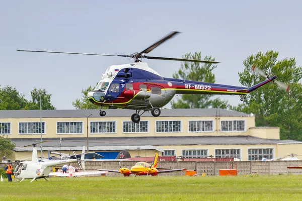 Balashikha, região de Moscou, Rússia - 25 de maio de 2019: Helicóptero corre de helicóptero soviético MI-2U RF-00522 no festival de aviação Sky Theory and Practice 2019 no aeródromo Chyornoe — Fotografia de Stock