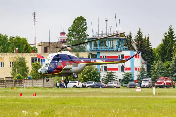 Balashikha, región de Moscú, Rusia - 25 de mayo de 2019: Carreras de helicópteros por helicóptero soviético MI-2U RF-00522 en el festival de aviación Sky Theory and Practice 2019 en el aeródromo Chyornoe — Foto de Stock