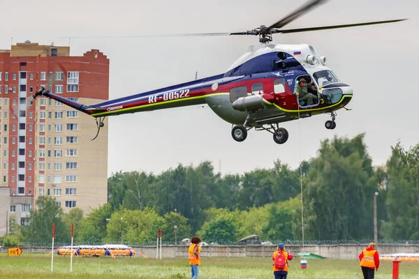 Balashikha, Moscow Region, Rusland-mei 25, 2019: helikopter races door Sovjet-helikopter mi-2U RF-00522 op de luchtvaart Festival Sky Theory en Practice 2019 op Airfield Chyornoe — Stockfoto