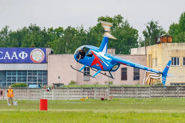 Balashikha, Moscow Region, Rusland-25 mei 2019: helikopter races per helikopter Robinson R44 Raven Ra-06227 op de Aviation Festival Sky theorie en praktijk 2019 op Airfield Chyornoe — Stockfoto