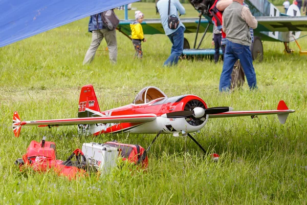 Balashikha, région de Moscou, Russie - 25 mai 2019 : Modèle radiocommandé à grande échelle d'avion de voltige YAK-55 avec moteur à essence sur une pelouse verte. Festival aéronautique Sky Theory and Practice 2019 — Photo