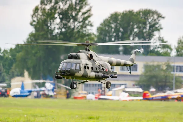 Balashikha, Moscow Region, Rusland-25 mei 2019: Flying Big Scale RC model van de Russische helikopter Mi-8 onder controle van Rusjet team piloot Mikhail Mukhin. Luchtvaart Festival hemel theorie en praktijk 2019 — Stockfoto