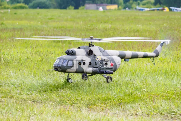 Balashikha, Moscow Region, Rusland-25 mei 2019: Flying Big Scale RC model van de Russische helikopter Mi-8 onder controle van Rusjet team piloot Mikhail Mukhin. Luchtvaart Festival hemel theorie en praktijk 2019 — Stockfoto