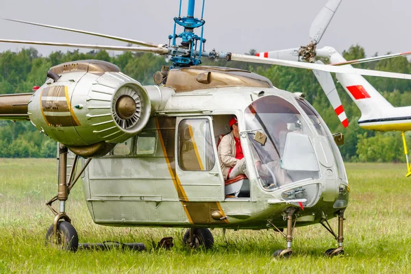 Balashikha, Moscow region, Russia - May 25, 2019: Pilots start engines of soviet multipurpose helicopter Kamov KA-26 on airfield Chyornoe at the Aviation festival Sky Theory and Practice 2019 — Stock Photo, Image