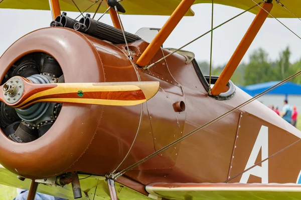 Balashikha, région de Moscou, Russie - 25 mai 2019 : Cabine de pilote et moteur à hélice d'avions restaurés de la première guerre mondiale en gros plan au festival de l'aviation Sky Theory and Practice 2019 — Photo