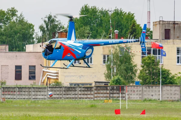 Balashikha, Moscow Region, Rusland-25 mei 2019: helikopter races per helikopter Robinson R44 Raven Ra-06227 op de Aviation Festival Sky theorie en praktijk 2019 op Airfield Chyornoe — Stockfoto