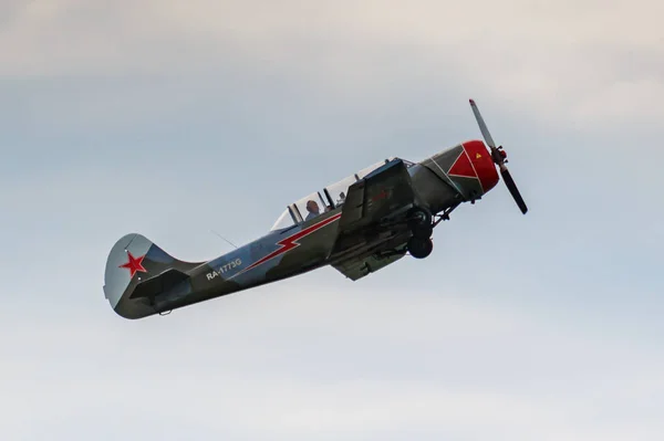 Balashikha, Moscow Region, Rusland-25 mei 2019: Sovjet primaire trainer vliegtuigen Yakovlev Yak-52 Ra-1773g voert aerobatics over Chyornoe vliegveld op luchtvaart Festival Sky theorie en praktijk 2019 — Stockfoto