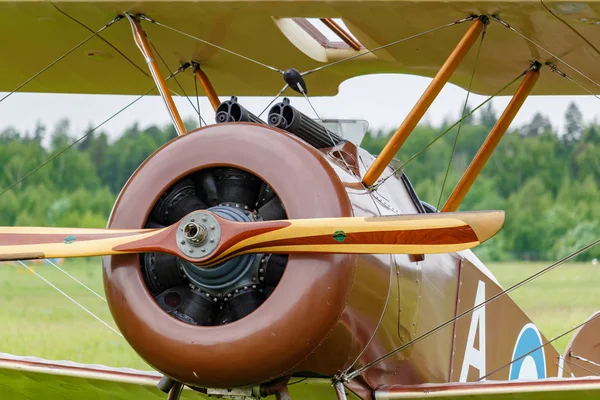 Balashikha, région de Moscou, Russie - 25 mai 2019 : Cabine de pilote et moteur à hélice d'avions restaurés de la première guerre mondiale en gros plan au festival de l'aviation Sky Theory and Practice 2019 — Photo