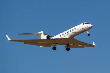Moskova, Rusya-Nisan 03, 2019: Aircraft Gulfstream G550 D-Agva Luxaviation havayolunun güneşli bir günde Moskova 'da Vnukovo Uluslararası Havaalanında mavi gökyüzüne karşı iniş için gidiyor