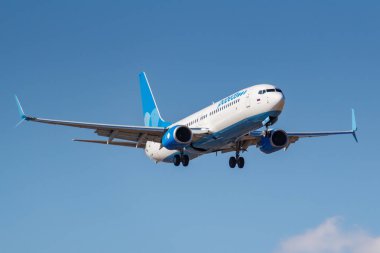 Moskova, Rusya-Nisan 03, 2019: uçak Boeing 737-8AL (WL) Pobeda havayolları VP-BPX güneşli bir günde Moskova 'da Vnukovo Uluslararası Havaalanında Blue Sky karşı iniş için gidiyor