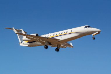 Moskova, Rusya-Nisan 03, 2019: uçak Embraer EMB-135bj Legacy OE-LLG Mjet havayolunun güneşli bir günde Moskova 'da Vnukovo Uluslararası Havaalanı mavi gökyüzüne karşı iniş için gidiyor