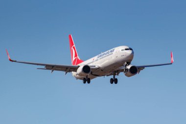 Moskova, Rusya-Nisan 03, 2019: Aircraft Boeing 737-8f2 (WL) Türk Havayolları TC-Jvr Sunny Day Moskova 'da Vnukovo Uluslararası Havaalanı 'nda mavi gökyüzü karşı iniş olacak