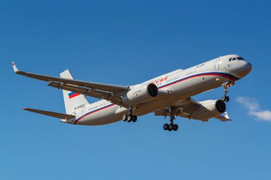 Moskova, Rusya-Nisan 03, 2019: uçak Tupolev Tu-214vpu ra-64517 Rossiya-özel uçuş dekolmanı güneşli bir günde Moskova 'da Vnukovo Uluslararası Havaalanı mavi gökyüzüne karşı iniş için gidiyor