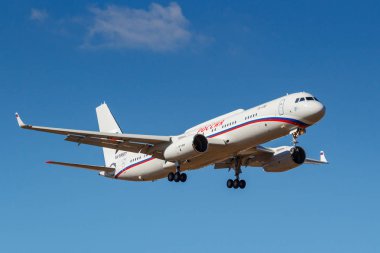 Moskova, Rusya-Nisan 03, 2019: uçak Tupolev Tu-214vpu ra-64517 Rossiya-özel uçuş dekolmanı güneşli bir günde Moskova 'da Vnukovo Uluslararası Havaalanı mavi gökyüzüne karşı iniş için gidiyor