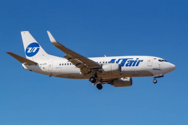 Moskova, Rusya-Nisan 03, 2019: uçak Boeing 737-524 (WL) UTair Aviation VQ-BPR güneşli bir günde Moskova 'da Vnukovo Uluslararası Havaalanı 'nda mavi gökyüzüne iniş gidiyor