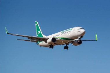 Moskova, Rusya-Nisan 03, 2019: Aircraft Boeing 737-81z (WL) Irak Airways yi-ass güneşli bir günde Moskova 'da Vnukovo Uluslararası Havaalanında mavi gökyüzüne iniş için gidiyor