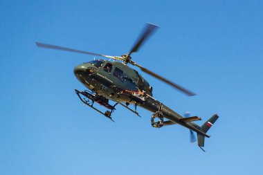 Moskova, Rusya - 01 Mayıs 2019: Moskova tarihi merkezi üzerinde dış süspansiyon uçuşunu görüntülemek için ekipmanla birlikte İçişleri Bakanlığı 'ndan helikopter AS 355N TwinStar RF-29010