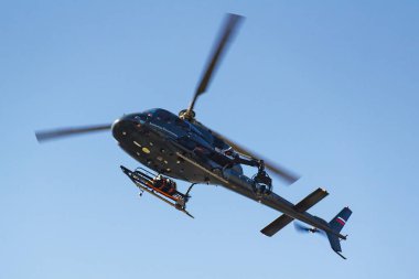 Moskova, Rusya - 01 Mayıs 2019: Moskova tarihi merkezi üzerinde dış süspansiyon uçuşunu görüntülemek için ekipmanla birlikte İçişleri Bakanlığı 'ndan helikopter AS 355N TwinStar RF-29010