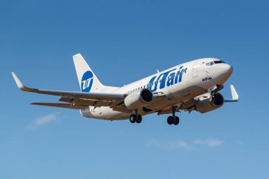 Moskova, Rusya-Nisan 03, 2019: uçak Boeing 737-524 (WL) UTair Aviation VP-byk güneşli bir günde Moskova 'da Vnukovo Uluslararası Havaalanı 'nda mavi gökyüzüne iniş gidiyor