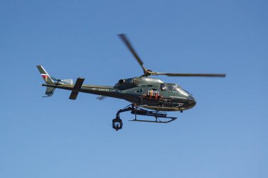 Moskova, Rusya - 01 Mayıs 2019: Moskova tarihi merkezi üzerinde dış süspansiyon uçuşunu görüntülemek için ekipmanla birlikte İçişleri Bakanlığı 'ndan helikopter AS 355N TwinStar RF-29010