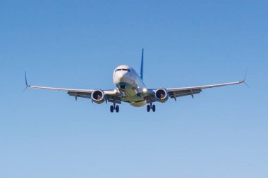 Moskova, Rusya - 19 Mayıs 2019: Uçak Boeing 737-8al(WL) Vp-Bpv Pobeda havayolu jet-Bpv Güneşli bir günde mavi gökyüzü arka plan üzerinde Moskova Vnukovo uluslararası havaalanına iniş