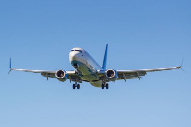 Moskova, Rusya - 19 Mayıs 2019: Uçak Boeing 737-8al(WL) Vp-Bpv Pobeda havayolu jet-Bpv Güneşli bir günde mavi gökyüzü arka plan üzerinde Moskova Vnukovo uluslararası havaalanına iniş