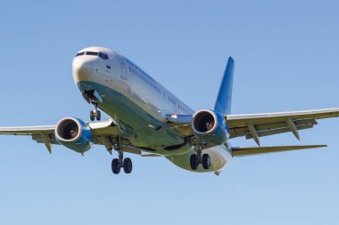 Moskova, Rusya - 19 Mayıs 2019: Uçak Boeing 737-8lj(WL) Vq-Bwh Pobeda havayolu iniş Vnukovo uluslararası havaalanında Moskova'da mavi gökyüzü arka plan güneşli bir günde