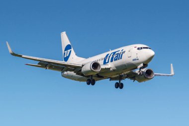 Moskova, Rusya - 19 Mayıs 2019: Uçak Boeing 737-524(WL) Vq-Bju Utair Havacılık iniş Vnukovo uluslararası havaalanında Moskova'da mavi gökyüzü arka plan güneşli bir günde